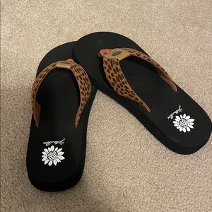 Yellow Box Women's Tan/Black Accra Flip Flops Size 8 (New With Tags)